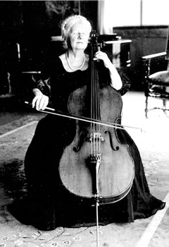 Elsa Hilger playing the cello