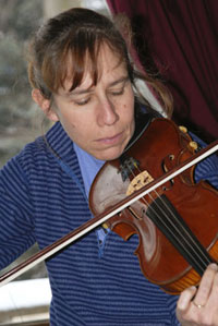 Viveka Fox playing the violin